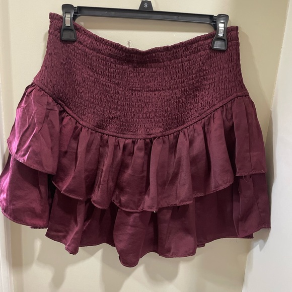 Size large ruffle satin skirt in maroon - Picture 2 of 5